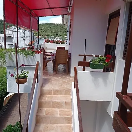 - Donja 5030a Supetarska Draga