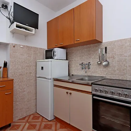 - Donja 5030a Daire Supetarska Draga