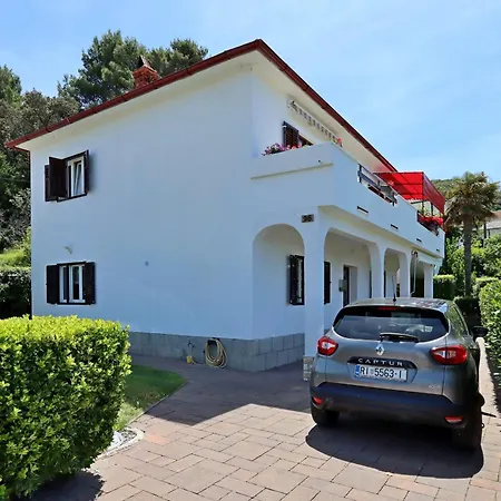 - Donja 5030a Supetarska Draga