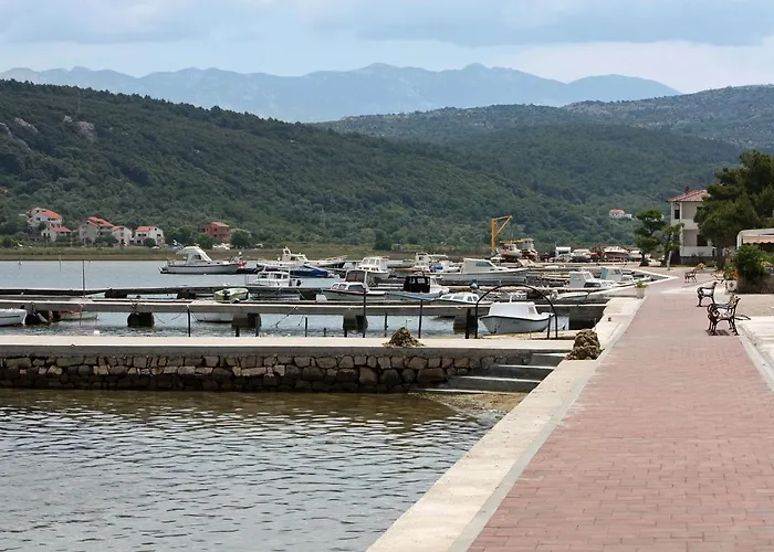 - Donja 5030a Apartman *